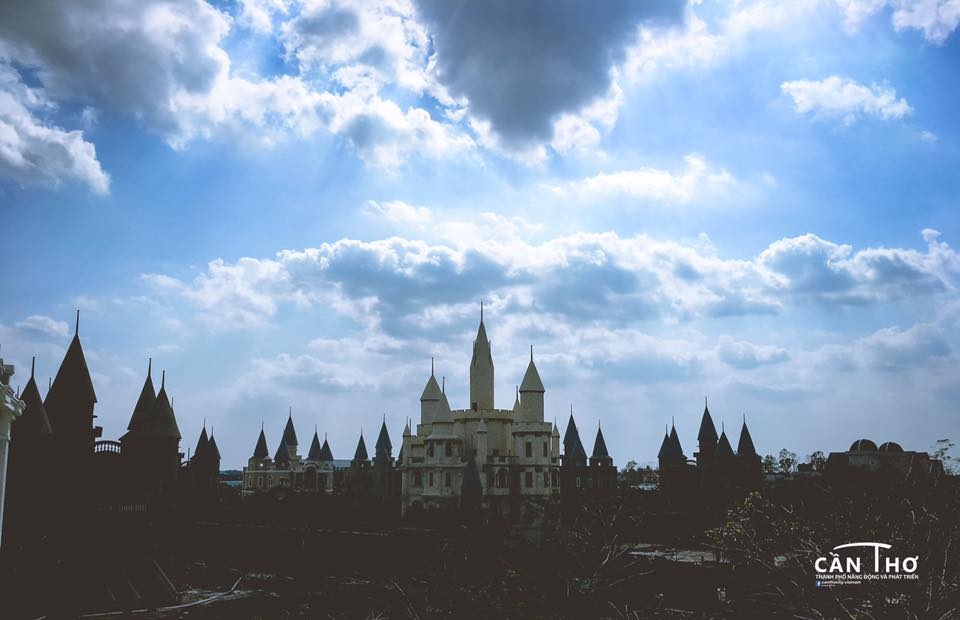 Ngoi truong phu thuy Hogwarts day ma mi trong phim Harry Potter chi cach Can Tho 10km - 12