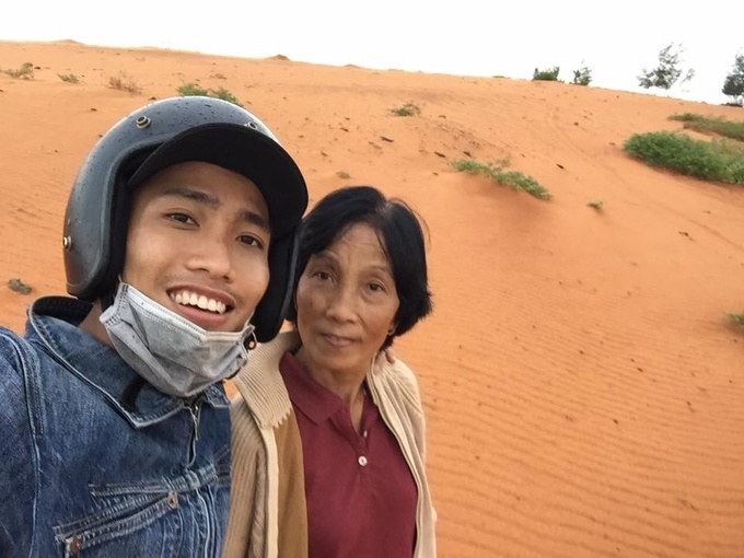 Chàng trai 24 tuổi phượt xuyên Việt cùng mẹ U60