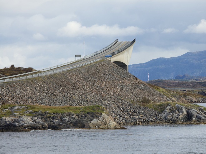  Cây cầu trên đường Atlantic thuộc Na Uy có lẽ cũng khá nổi tiếng vì thường xuất hiện trên mạng ở một góc chụp khiến nó như bị “chặt đứt giữa không trung. Nhưng đây chỉ là ảo giác do góc chụp mà thôi, câu cầu này là nổi ám ảnh với các tài xế vì một điều khác. 
