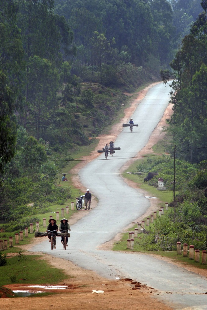  Đường mòn Hồ Chí Minh của Việt Nam cũng được Bussiness Insider đưa và danh sách những con đường đáng sợ nhất thế giới. Tuyến đường lịch sử này trải dài xuyên qua núi rừng và các cánh đồng gạo thuộc Việt Nam Lào và Campuchia, đây là mạng lưới giao thông, vận chuyển lương thực, vũ khí và binh lực chiến lược trong thời chiến. 