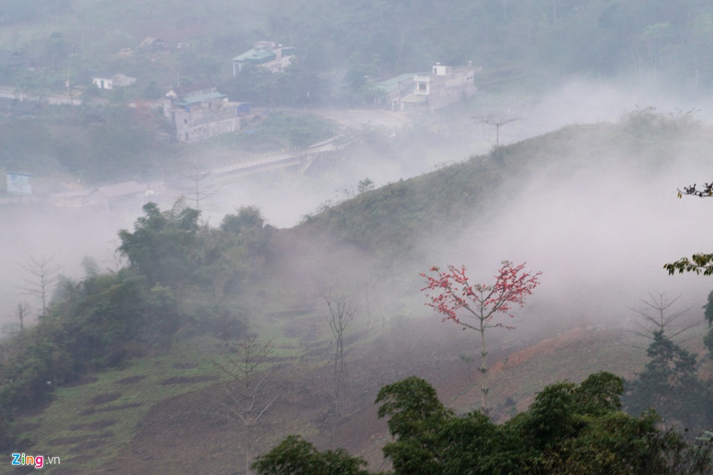 Phong cảnh 'núi ấp ôm mây' trên cao nguyên đá Đồng Văn - ALONGWALKER