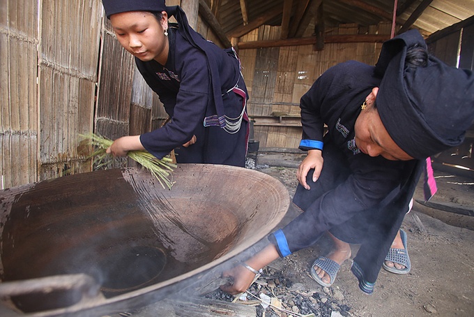 6 công đoạn làm cốm của người La Chí ở Hà Giang