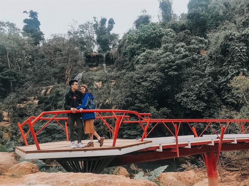 cây cầu đỏ với thác dải yếm