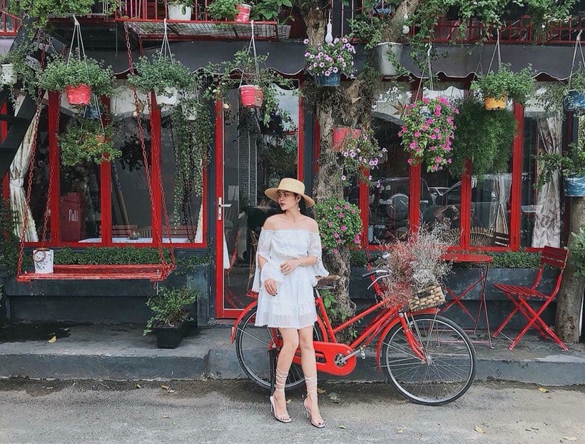 Bonjour Cafe The Art – Thế giới cổ tích ngập tràn hoa cực lãng mạn ở Sài Gòn