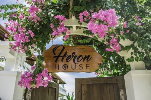Cổng đầy hoa giấy của Heron House