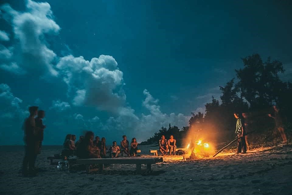 Buổi tối trên bãi biển ngay cạnh Under the coconut tree Hoi An homestay