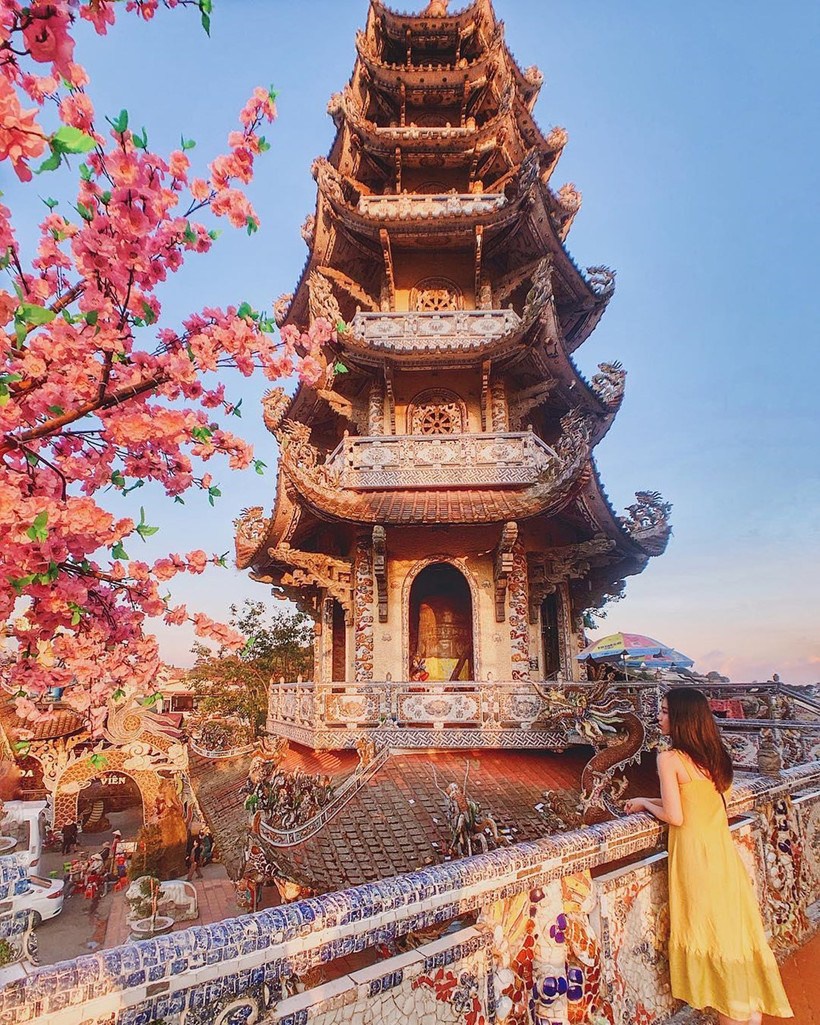 Review chùa Linh Phước – chùa Ve Chai: cầu duyên & săn ảnh sống ảo cực kool