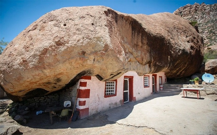 Kỳ lạ ngôi nhà nằm dưới tảng đá gần 1.000 tấn giữa sa mạc rộng lớn