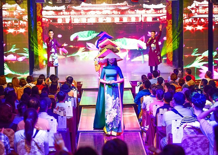 'Áo dài show'- 'Đứa con thiên mệnh' của VKSTAR đưa văn hóa du lịch Việt ra thế giới
