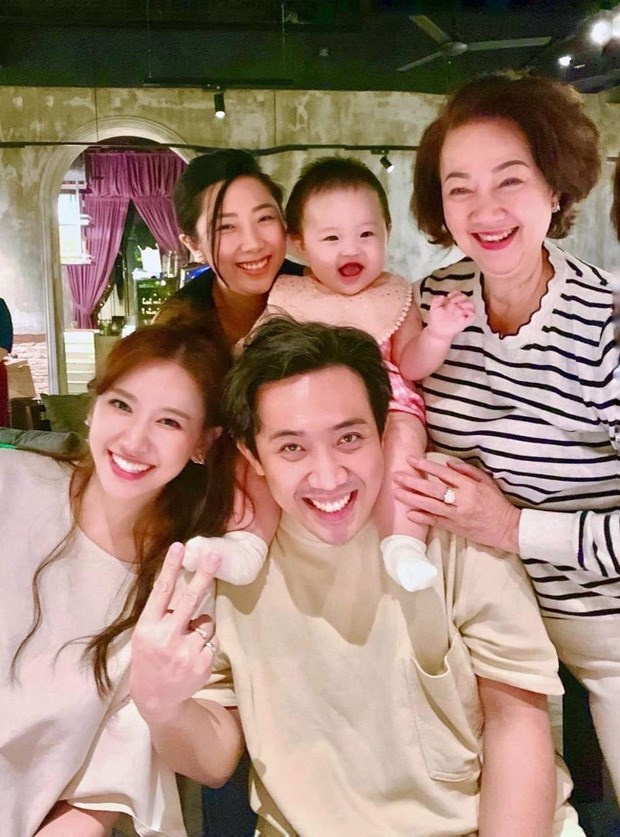 Trấn Thành, Hari Won cùng gia đình tổ chức bữa tiệc sinh nhật ấm cúng mừng mẹ ruột tròn 60 tuổi