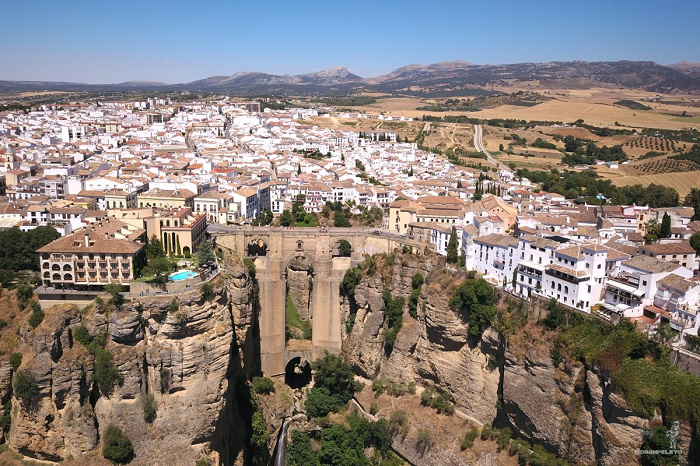 Ronda Tây Ban Nha: Thị trấn cổ xinh đẹp nằm cheo veo trên vách núi