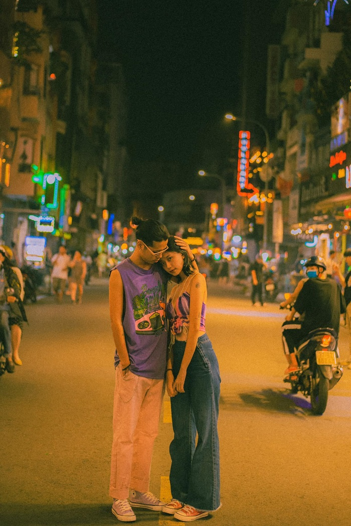 Bạn đã từng ngắm nhìn thành phố Sài Gòn về đêm lấp lánh đèn đom đóm chưa? Nếu chưa hãy chủ động đến ngay quận 1 và ngắm nhìn vẻ đẹp lung linh của Sài Gòn khi khuya đến. Hơn nữa, hình nền Sài Gòn về đêm này còn giúp bạn đưa bầu không khí magial đó vào trong nhà.