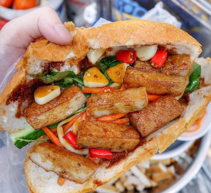 Khám phá ẩm thực đường phố Quy Nhơn với 11 món bánh mì ngon mê mẩn