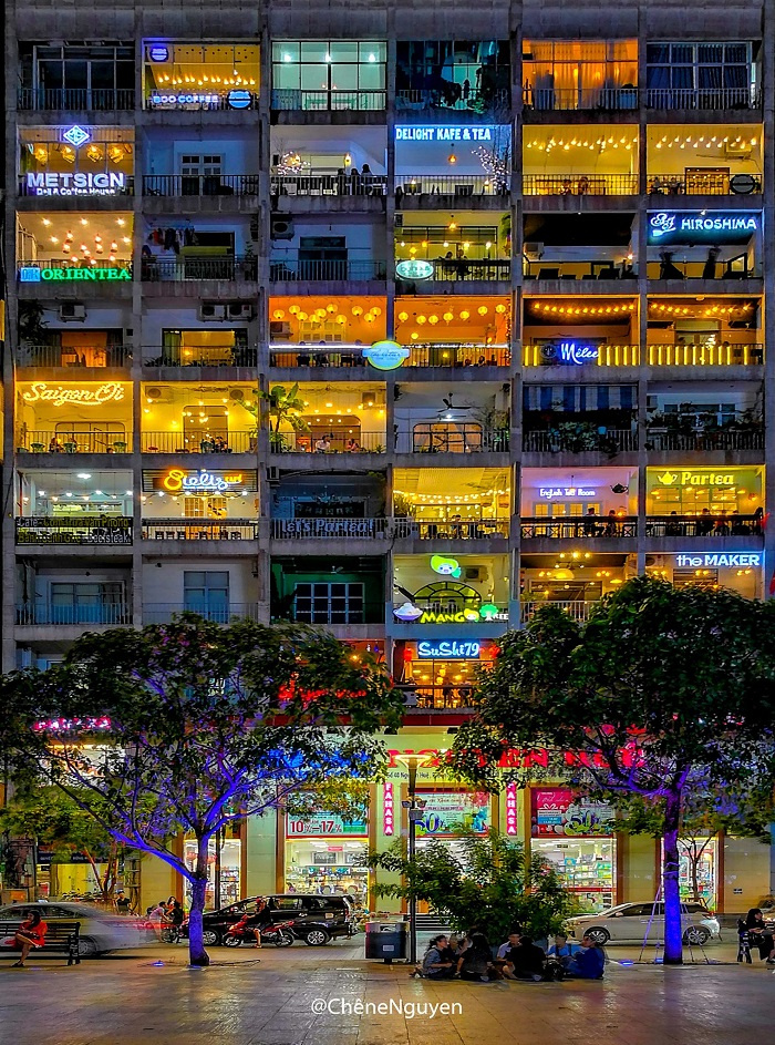 Khám phá phong cảnh đẹp đến mê ly của Sài Gòn qua hình ảnh thật chân thực và tuyệt đẹp. Những góc phố Sài Gòn đông đúc, các công trình kiến trúc lịch sử, vườn hoa rực rỡ sắc màu, hệ thống cây xanh xung quanh thành phố, tất cả đều được chụp lại một cách tuyệt vời để đưa bạn đến trải nghiệm đầy sự thú vị.