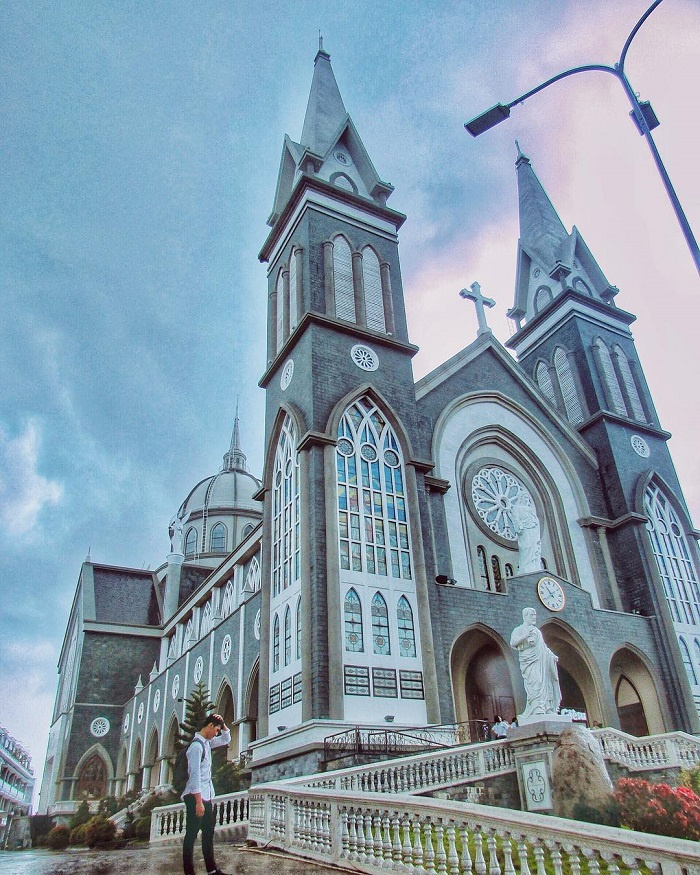 Rời Sài Gòn đông đúc, về Bình Dương check in nhà thờ Phú Cường mừng Giáng sinh! 