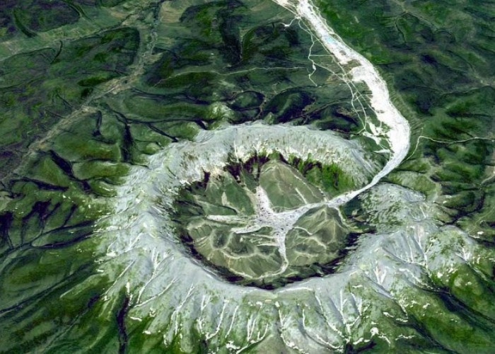 Ngỡ ngàng với 'ngọn núi vàng' đã tồn tại hàng triệu năm tại Nga