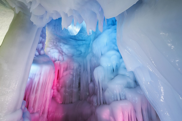 Kỳ lạ hang băng lớn nhất Trung Quốc không hề tan chảy dưới cái nóng 40 độ C