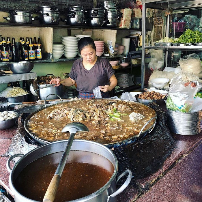 du lịch thái lan, ăn gì ở Thái Lan, du lịch Bangkok, ăn gì ở Bangkok, nhà hàng Thái Lan, nhà hàng Bangkok, món mì bò hơn 45 tuổi, ẩm thực Thái Lan, du lịch Thái Lan, nhà hàng Wattana Panich, mì bò Thái Lan
