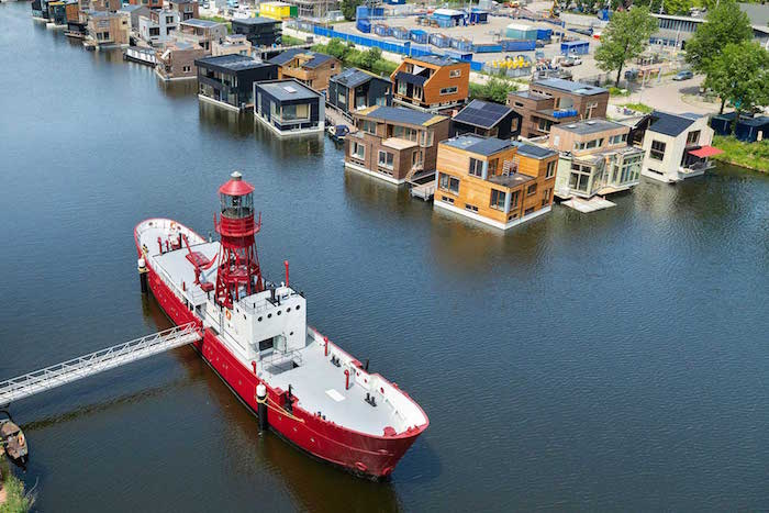 Khách sạn tàu hải đăng 70 năm tuổi neo mình trên sông nước Amsterdam Hà Lan