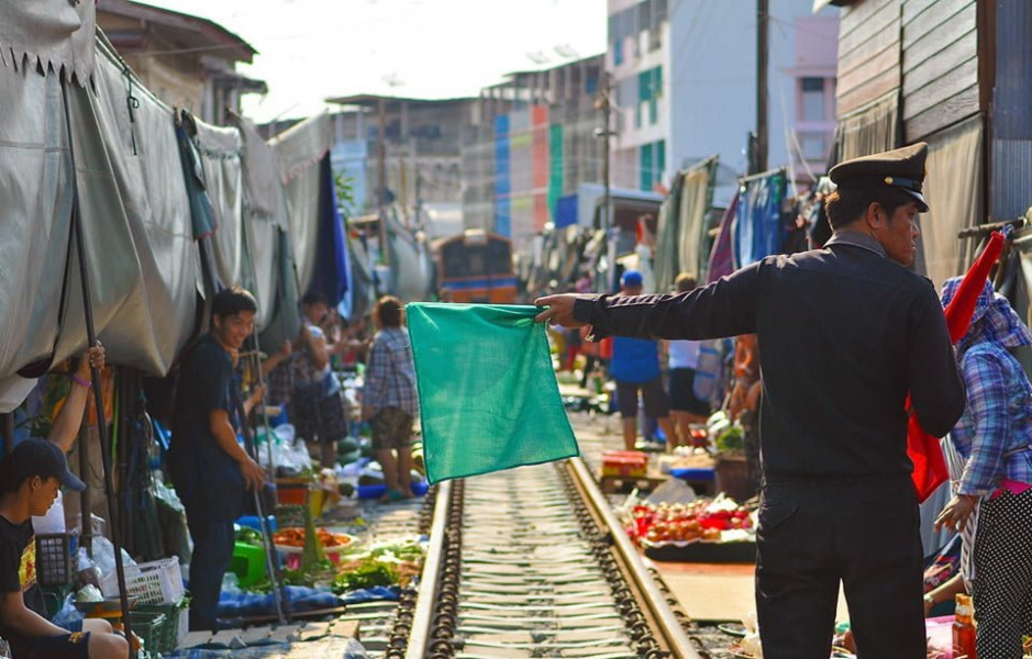 Chợ đường sắt Maeklong – Khu chợ cảm giác mạnh ở Thái Lan