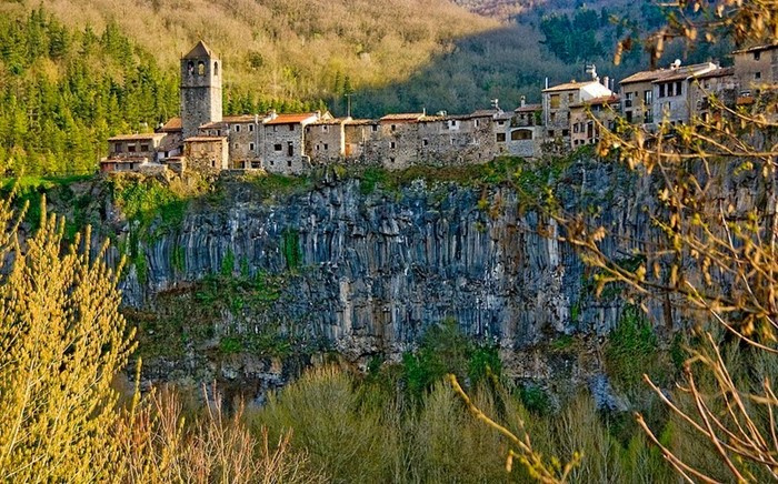 Castellfollit de la Roca: Ngôi làng cheo leo vách núi ở Tây Ban Nha