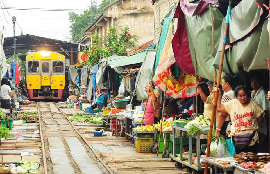 Chợ đường sắt Maeklong, Thái Lan