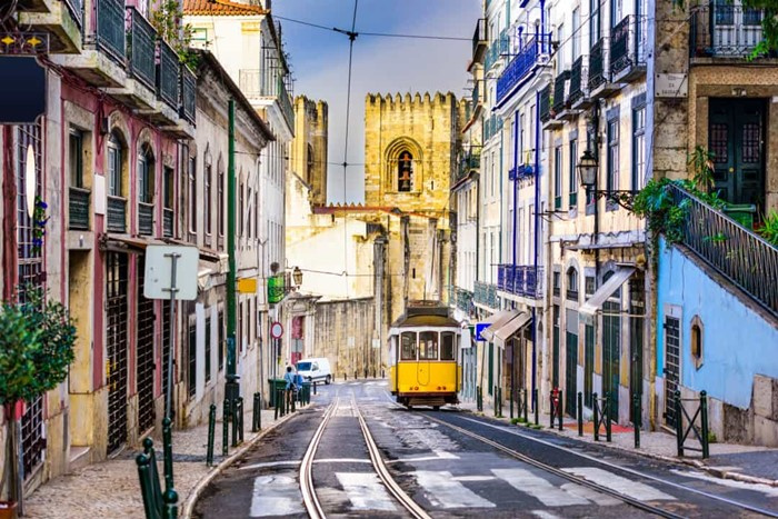 Đặt chân đến thành phố Lisbon, nơi tổ chức VCK Champions League 2020