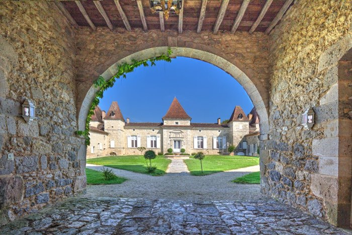 Pháp sống qua Covid-19 trong men say của những lâu đài rượu vang