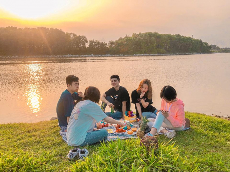 Picnic ven sông Cầu: Tọa độ tụ tập mới toanh “cực chill” cho team Hà Nội