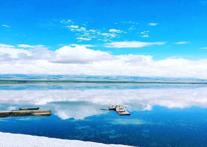 Soi thấu tâm hồn bằng 'tấm gương khổng lồ của bầu trời' tại hồ muối Chaka