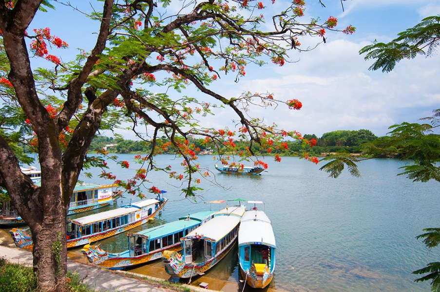 Du lịch Huế ngắm chùa Thiên Mụ soi bóng trên dòng sông Hương