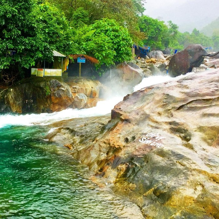 Nghe đâu đó có suối Voi róc rách cất tiếng hát ngọt ngào giữa rừng xanh xứ Huế