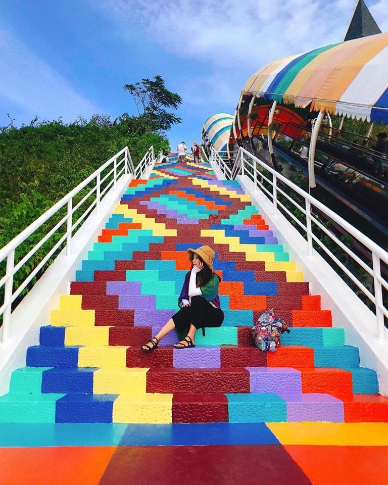 Bạn đã check in nấc thang cầu vồng đầy màu sắc ở Nha Trang chưa?