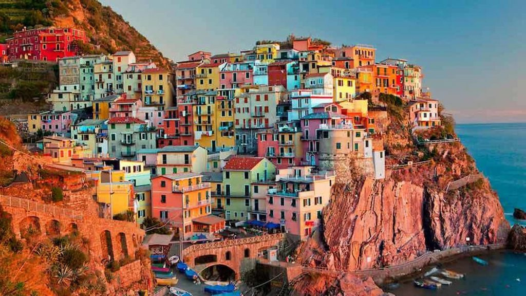 Sững người với 10 khu phố đầy màu sắc khi du lịch châu Âu