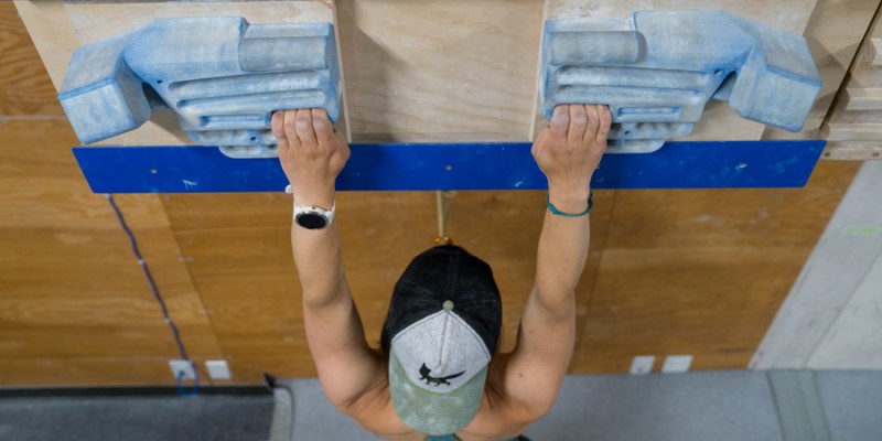Cách sử dụng Hangboard để luyện tập leo núi đá