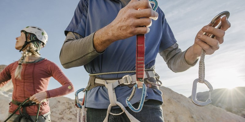 Cách sử dụng móc dây hai đầu khi leo núi tự do