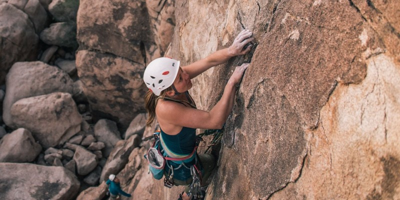 Crack climbing là gì? Hướng dẫn cách leo trên những khe nứt của vách đá