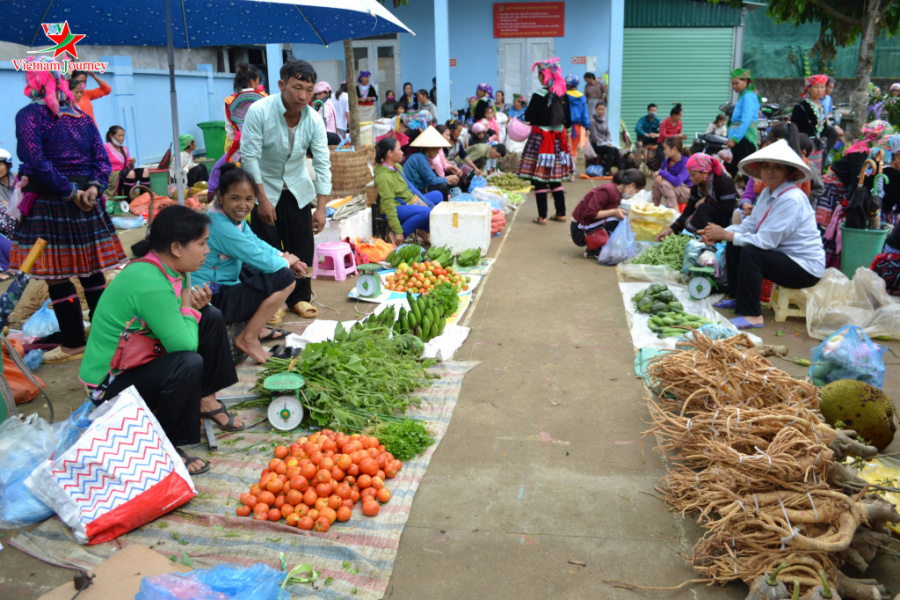 Rực rỡ chợ phiên San Thàng