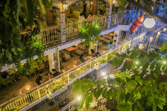 Quán cà phê như vườn nhiệt đới giữa Sài Gòn
