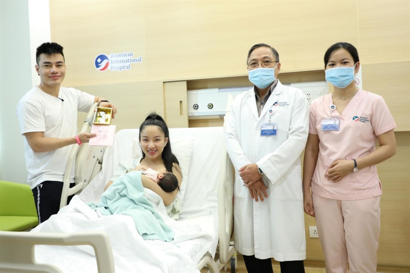 Đón con gái Bảo Ngọc chào đời, vợ chồng Lê Dương Bảo Lâm được tặng ngay chuột vàng 24K