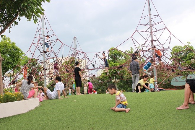 Đến công viên Nghĩa Đô Hà Nội lập team picnic cực chill