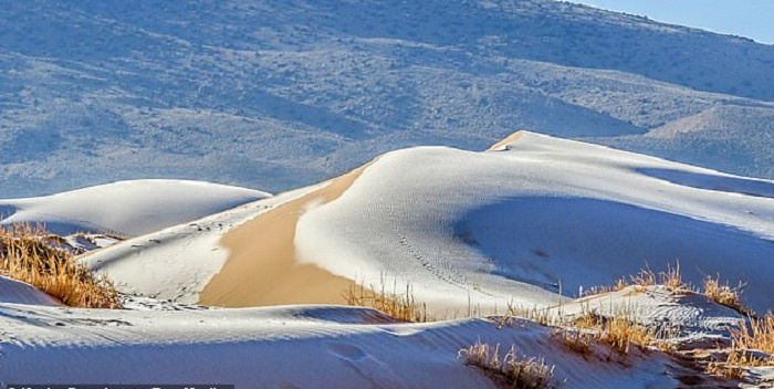 Chuyện lạ khó tin: 'Chảo lửa' Sahara bất ngờ có tuyết rơi do biến đổi khí hậu