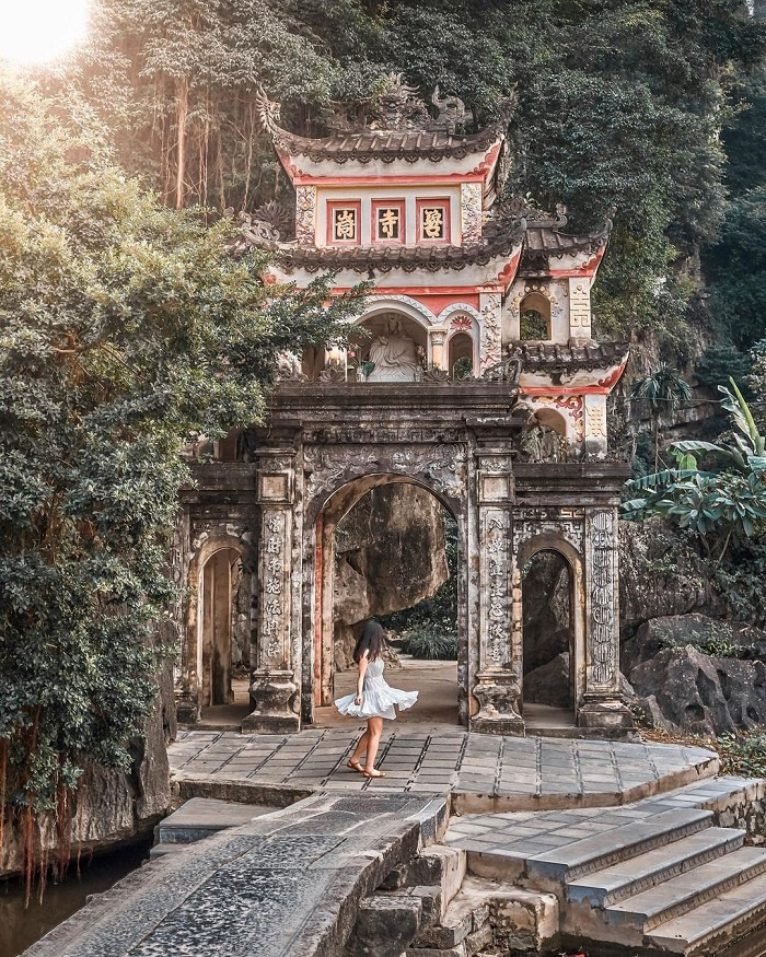 Cứ 10 du khách là có 9 người check in chùa Bích Động Ninh Bình, nơi này đẹp đến mức nào? 