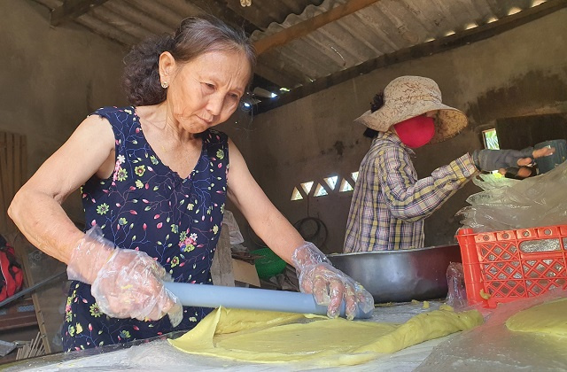Về xứ dừa Tam Quan thưởng thức món bánh tráng khoai lang
