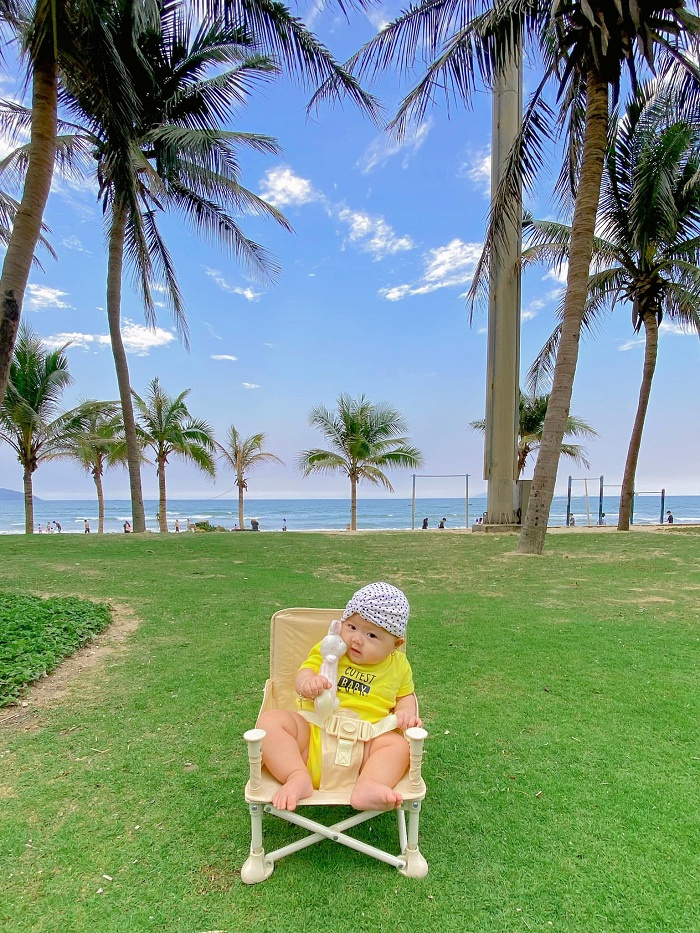 ‘Cưng xỉu’ bộ ảnh bé Măng Tây 5 tháng tuổi du lịch Đà Nẵng, check in toàn điểm hot