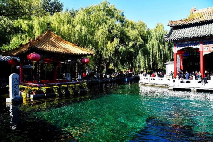 Công viên ở Trung Quốc xin khách ngừng ném tiền xu xuống suối