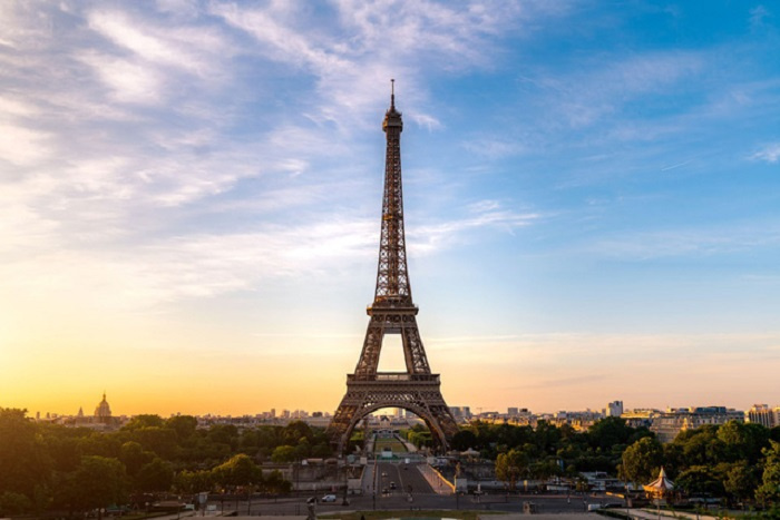 Tháp Eiffel được sơn mới để chuẩn bị cho Thế vận hội Olympic 2024
