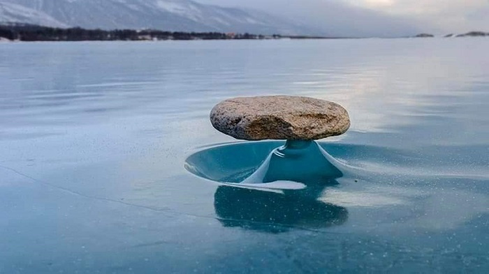 Hiện tượng lạ khiến tảng đá nặng vẫn lơ lửng nổi trên mặt nước tại hồ Baikal