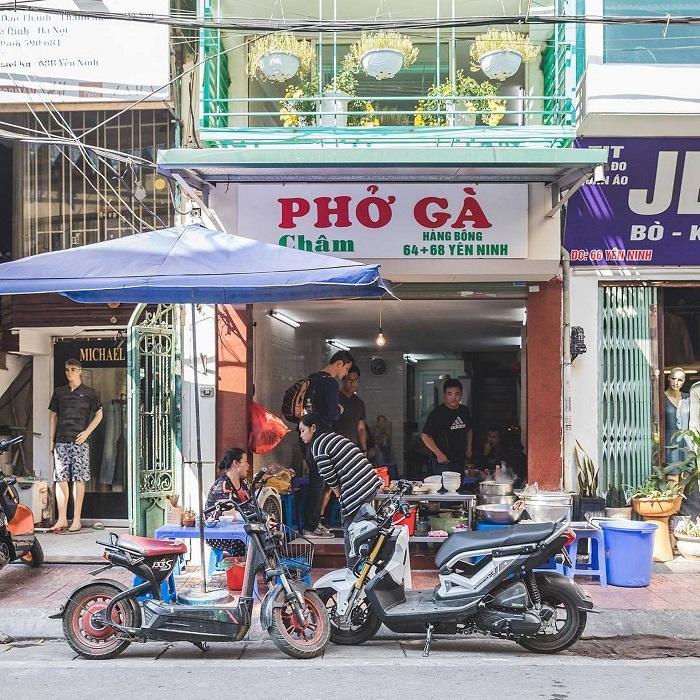 Phở gà Châm - quán phở hơn 20 năm ở Hà Nội: 'Đắt xắt ra miếng' lúc nào cũng nượp khách