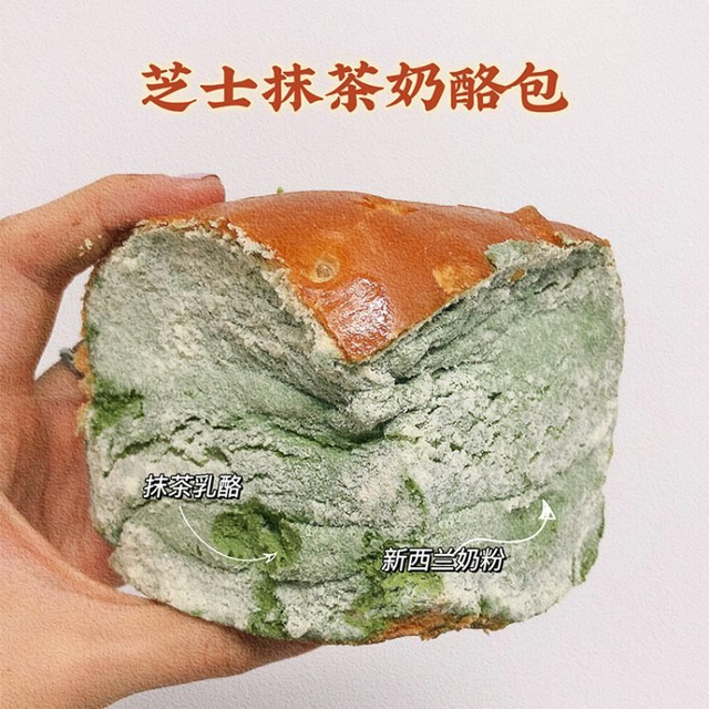bánh mì trông như mốc xanh, món ăn độc lạ gây sốt